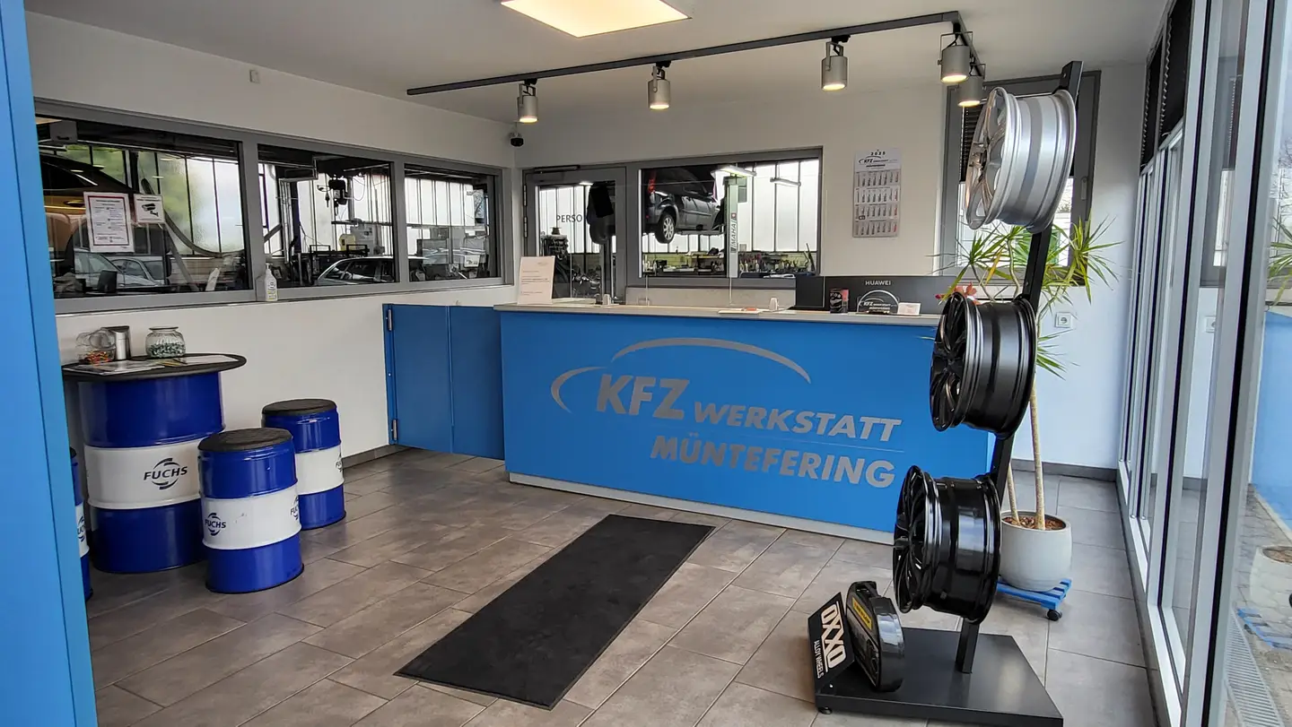 Unsere Serviceannahme der KFZ Werkstatt Müntefering Unsere Serviceannahme für Kunden,
mit Ausstellungs-Felgen,
eine Sitzgelegenheit,
wenn es etwas dauert und die Theke für die Annahme mit Beschriftung unseres Werkstattnamen